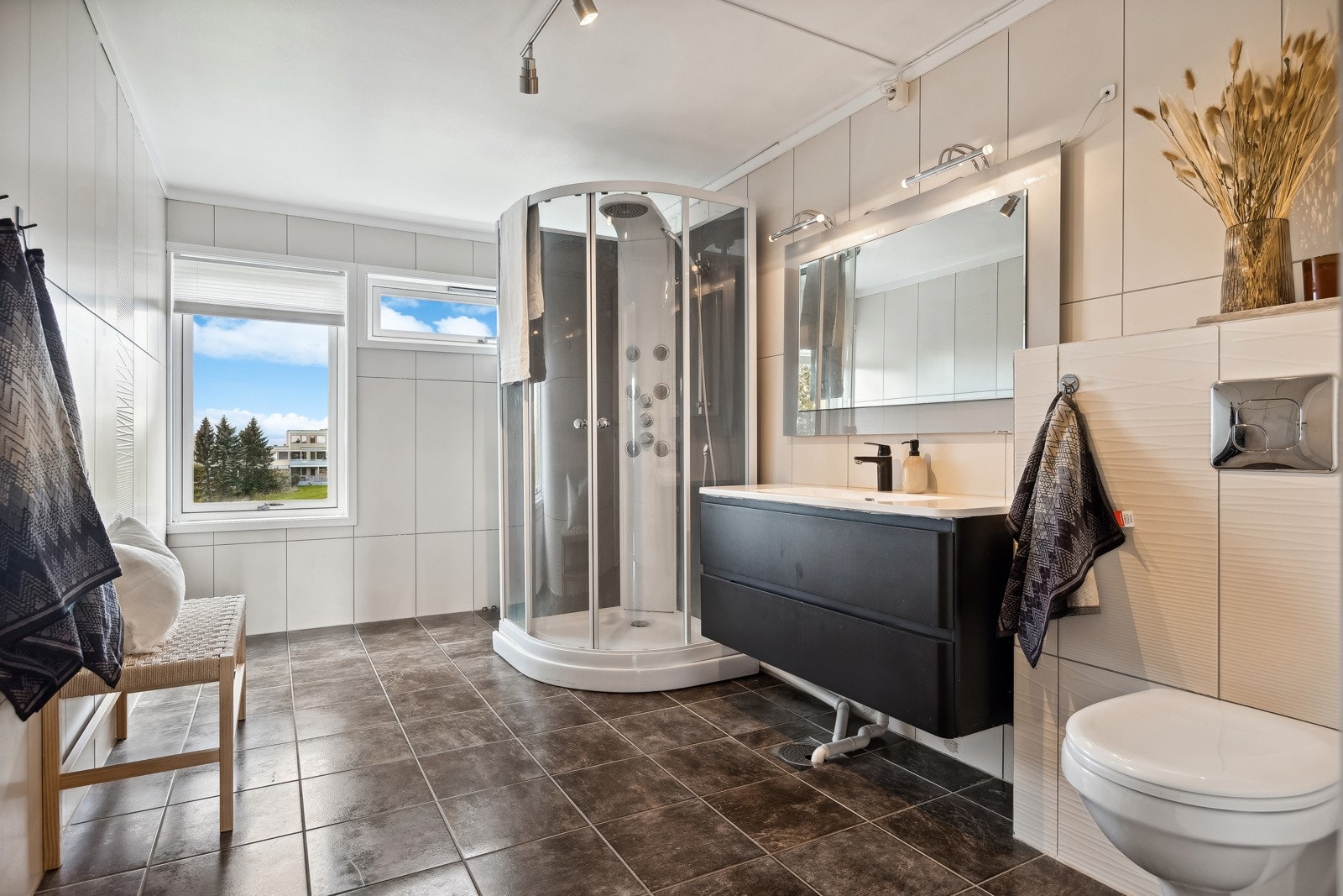 Stort og romslig baderom, oppgradert i 2005. Galleribilde