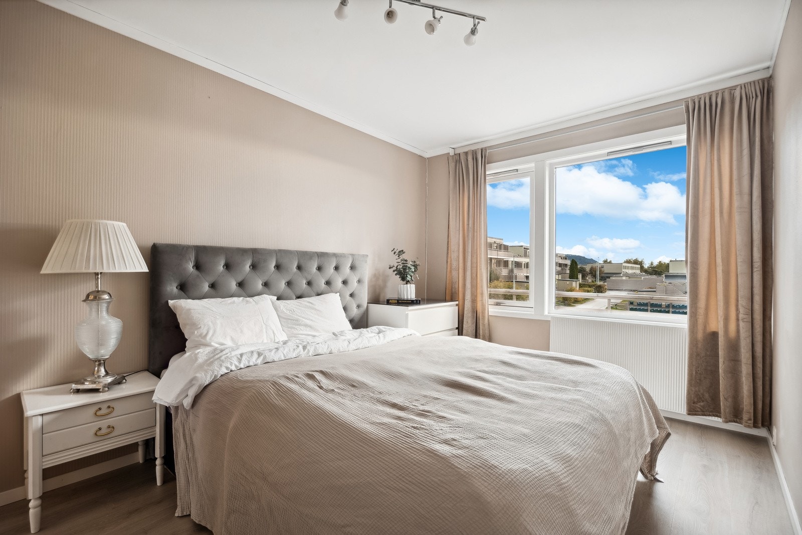 Store og flotte soverom, god plass til seng og garderobe! Galleribilde