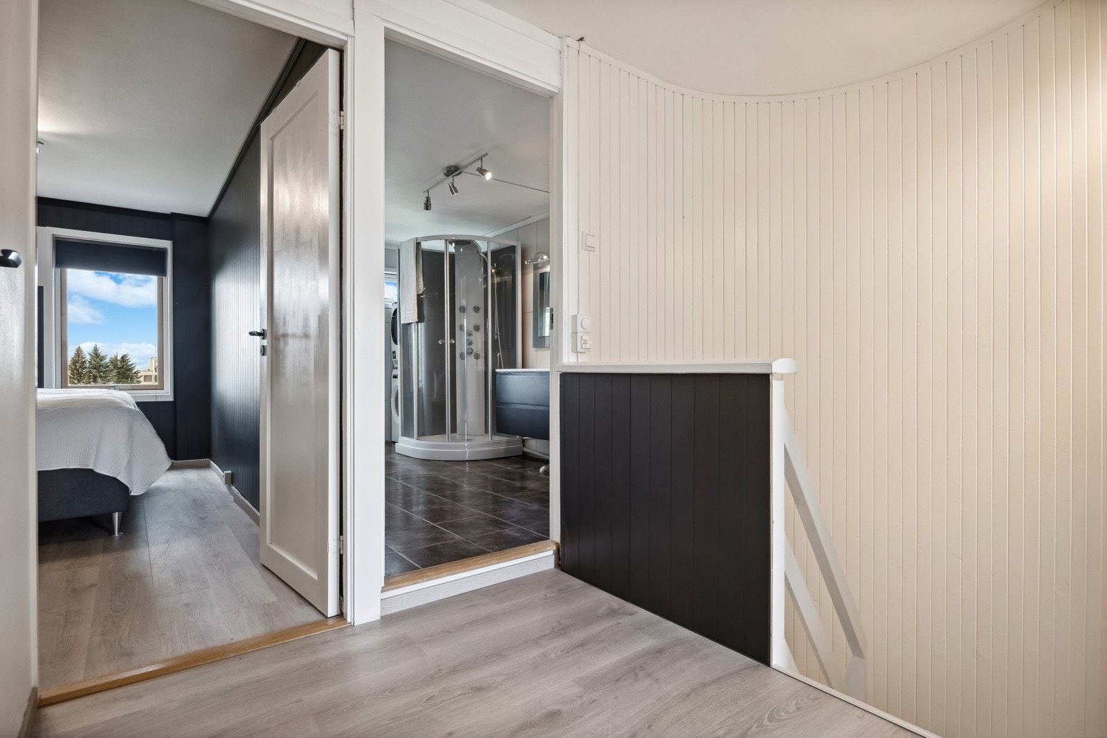 2. etasje består hovedsakelig av tre soverom og ett bad. Galleribilde