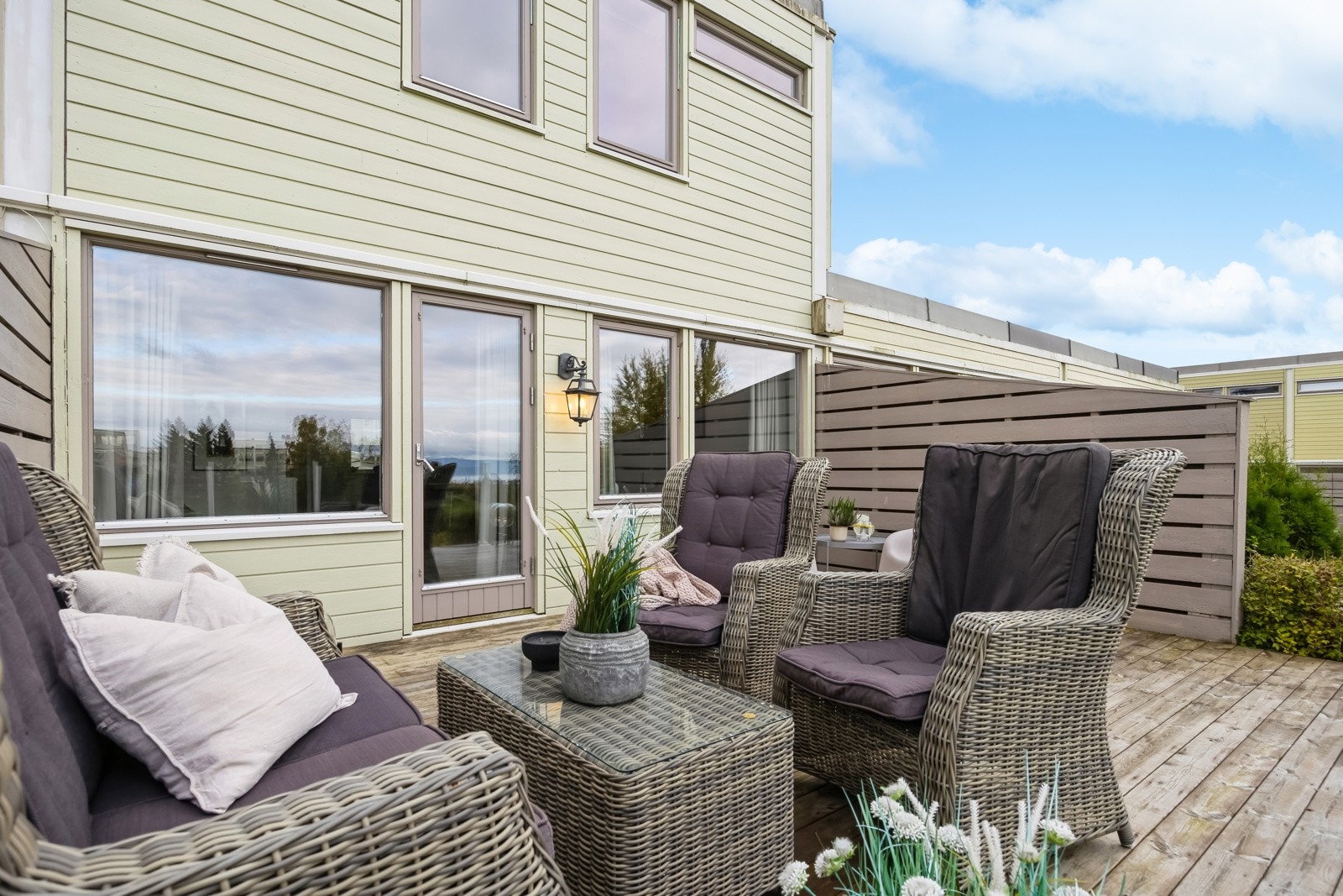 Om sommeren blir terrassen en naturlig forlengelse av stuen. Galleribilde