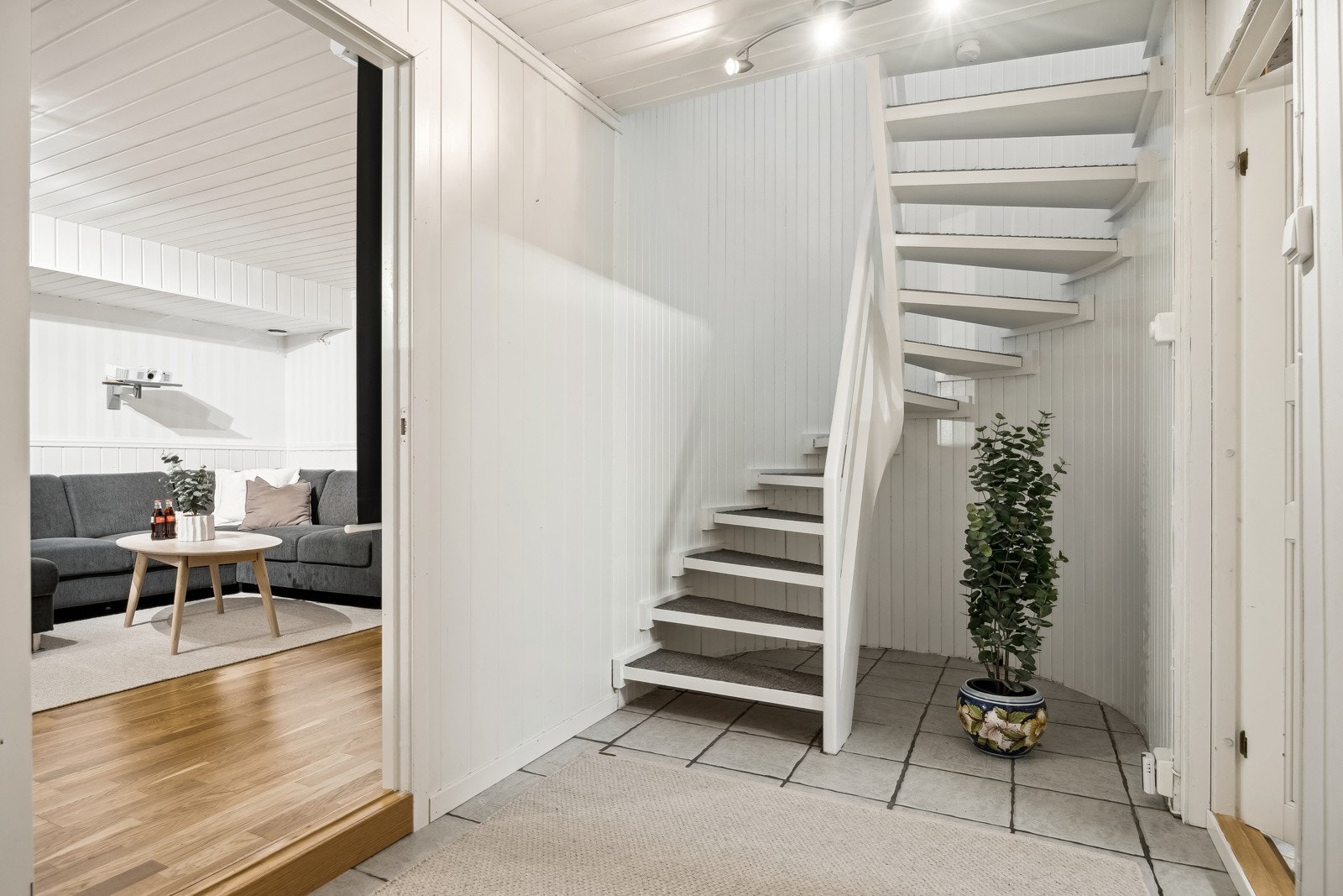 Kjellerstue består av bod og rom som i dag benyttes som kjellerstue. Galleribilde