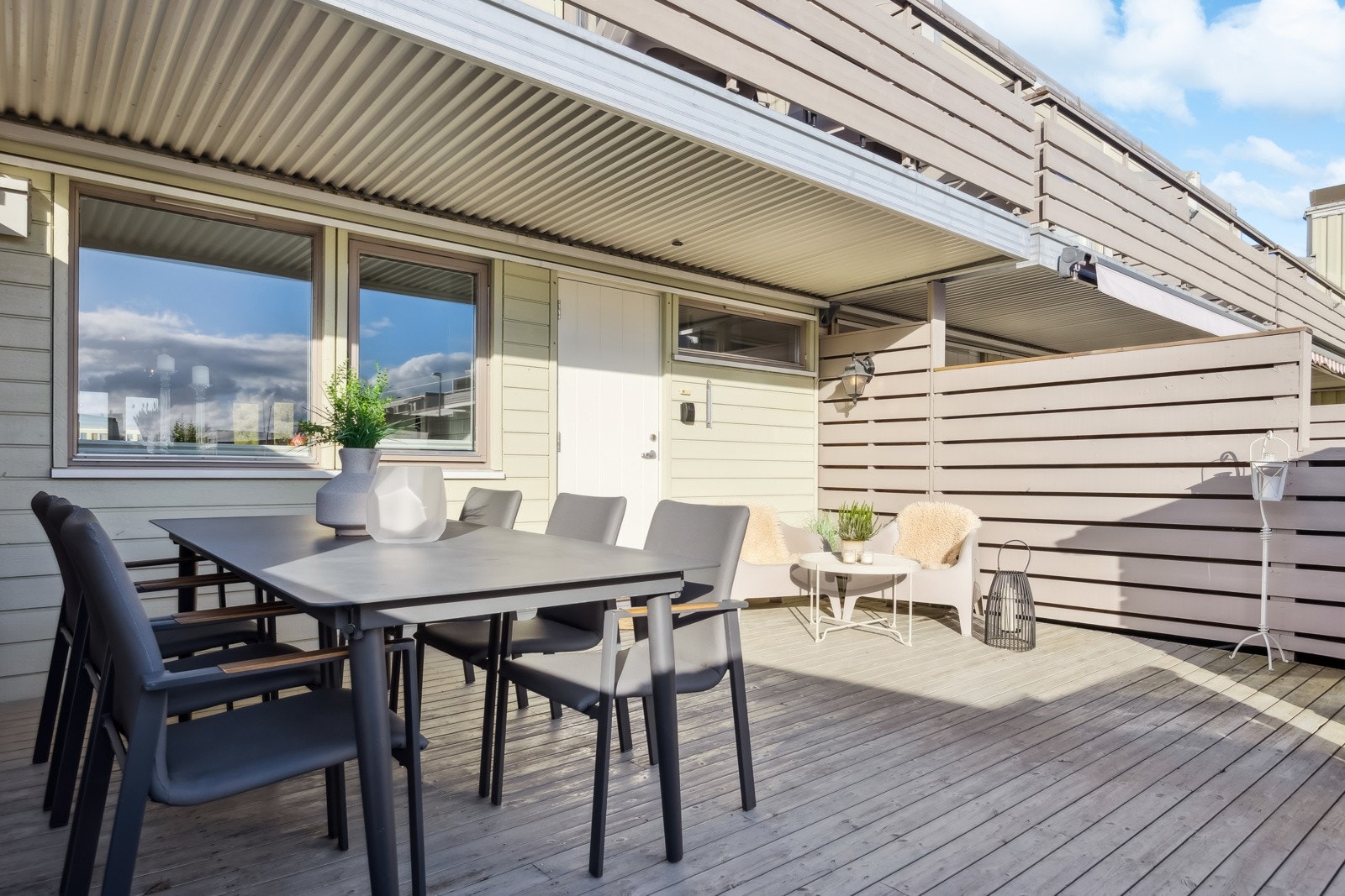 Inngangspartiet til rekkehuset består av en flott terrasse med god plass til diverse utemøblement. Galleribilde