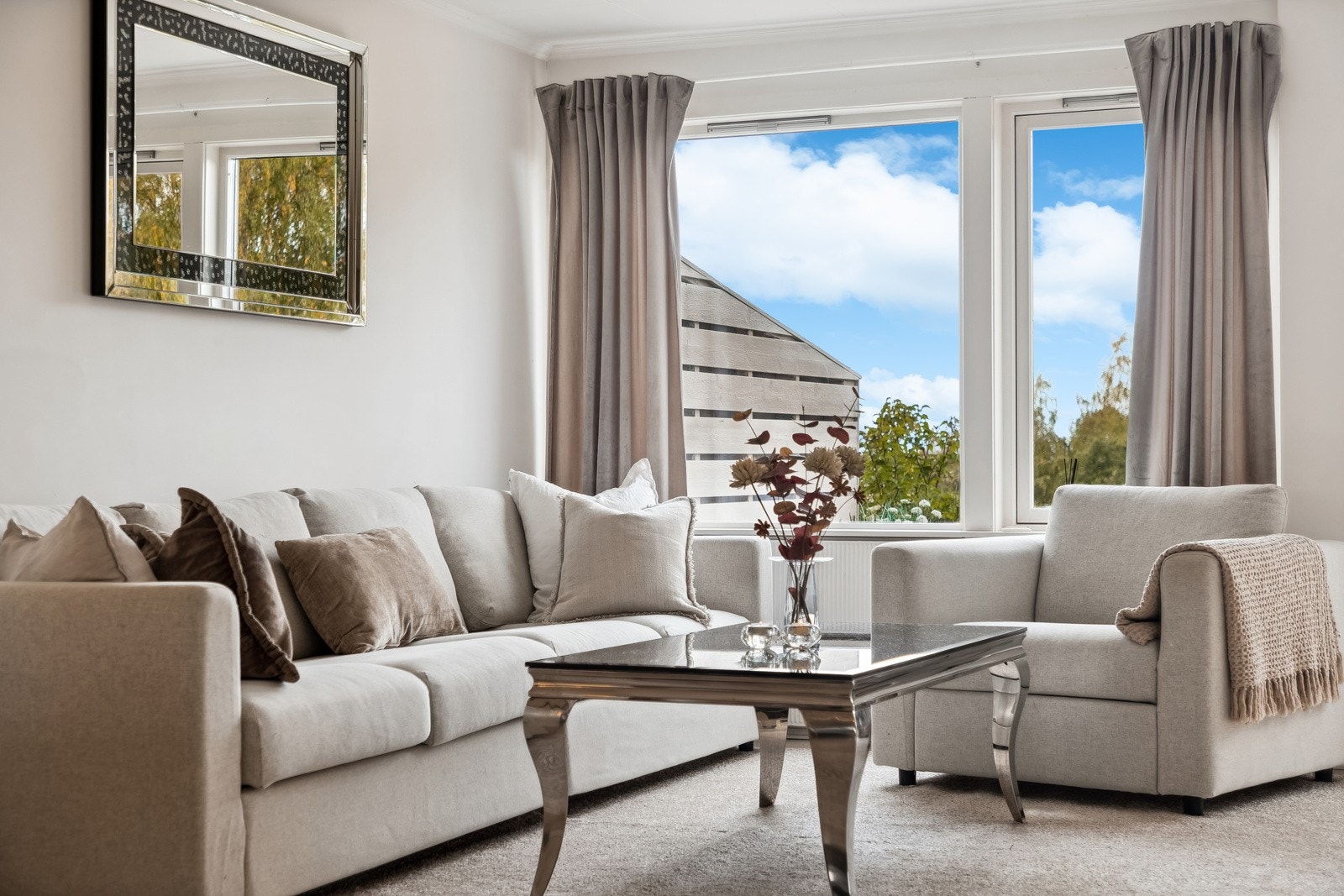 Her har man en romslig stue i lyse og fine farger. Galleribilde