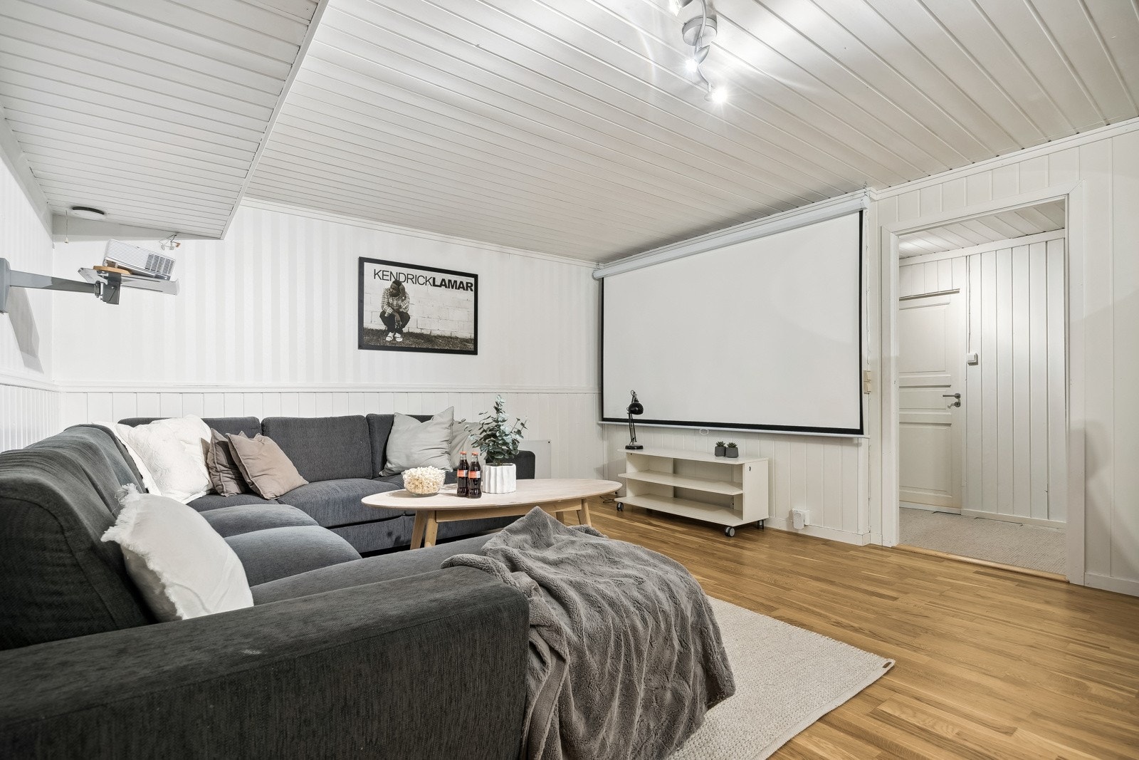 Stort og fint rom som enkelt kan innredes med stor sofagruppe TV! Galleribilde