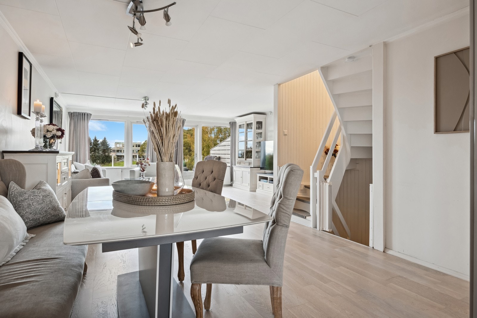 Fra stuen er det utgang til en stor og romslig terrasse på 23 kvm. Galleribilde