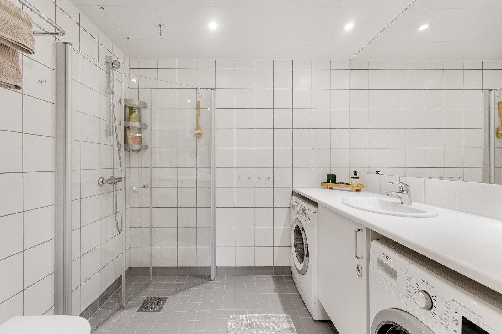 Pent og romslig flislagt bad fra byggeår. Galleribilde