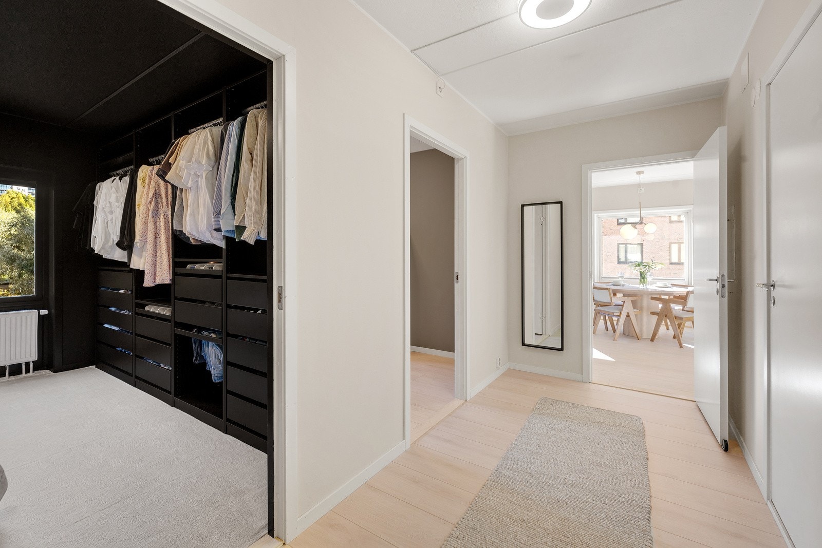 Fra hallen er det videre adkomst til soverom 2. Galleribilde