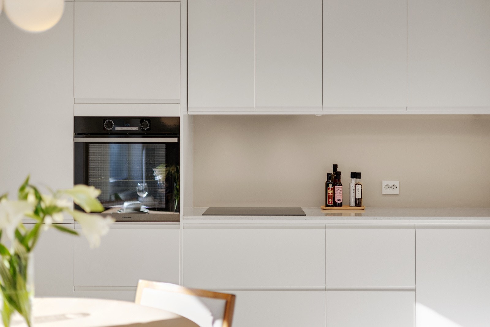 Det er integrert kjøleskap, oppvaskmaskin og komfyr. Galleribilde