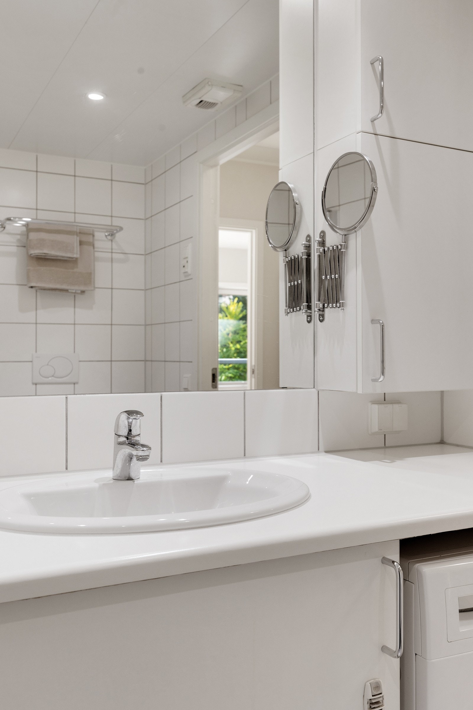 Badet er innredet med vegghengt servant. Galleribilde