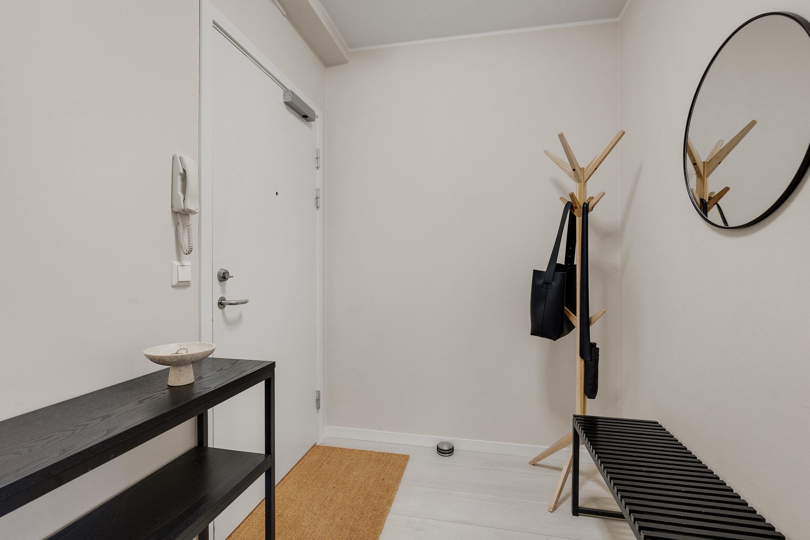 Entréen gir et godt førsteinntrykk av boligen. Galleribilde