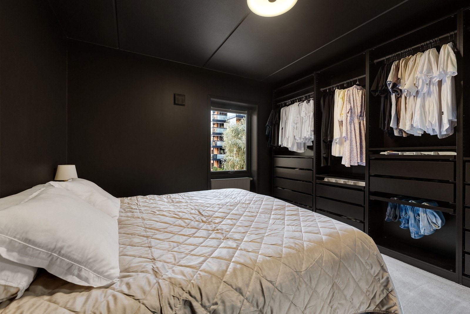 Det er montert garderobeløsning som har godt med oppbevaringsplass. Galleribilde