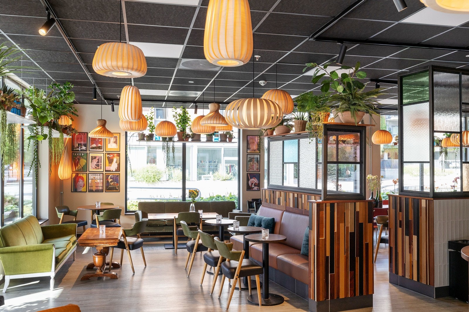 På kaféen er det meget koselig både ute og inne. Galleribilde