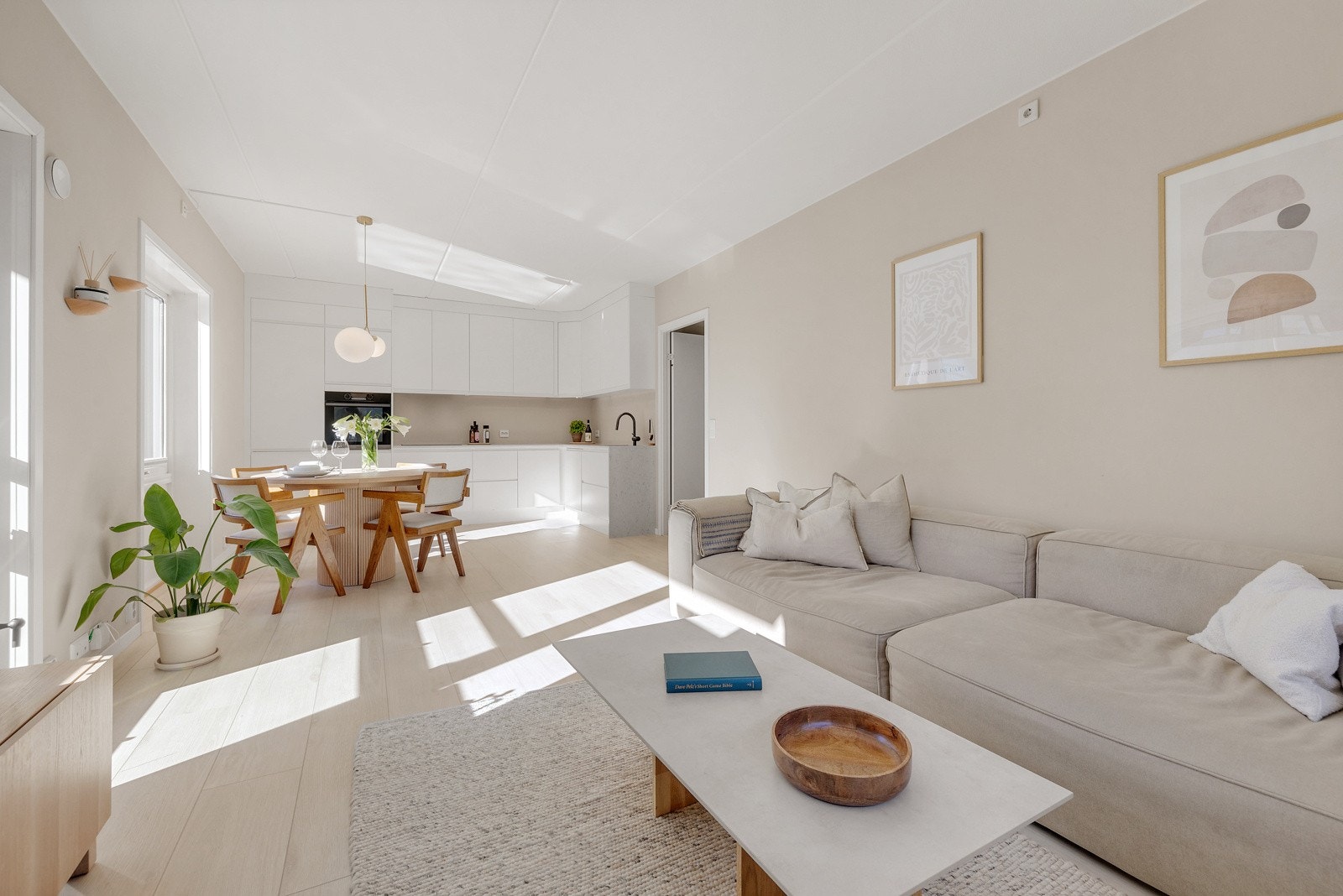 Den åpne stue-/kjøkkenløsningen understøtter leilighetens smarte planløsning. Galleribilde