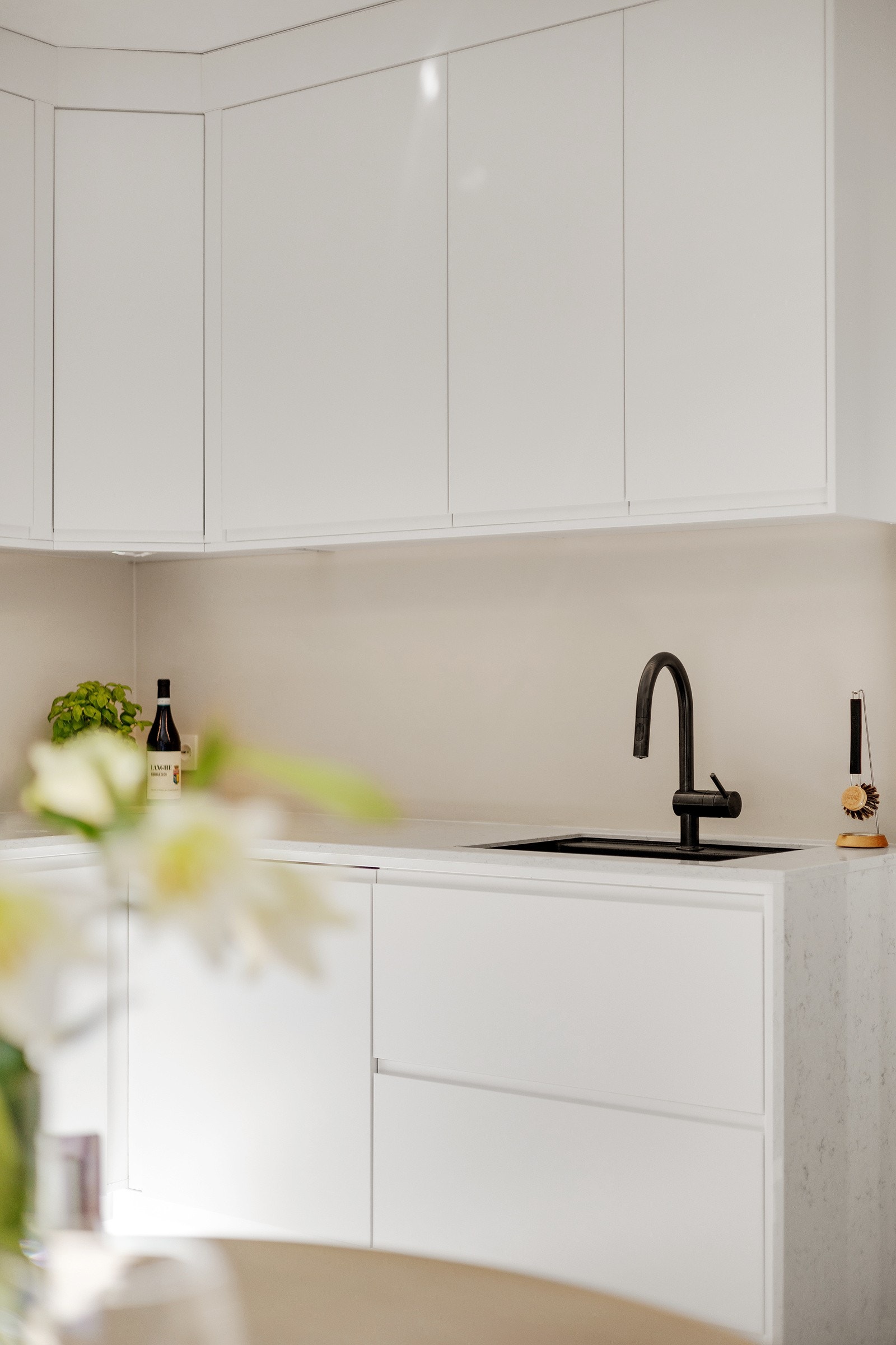 Kjøkkenet er arbeidsvennlig med mye skap - og benkeplass. Galleribilde