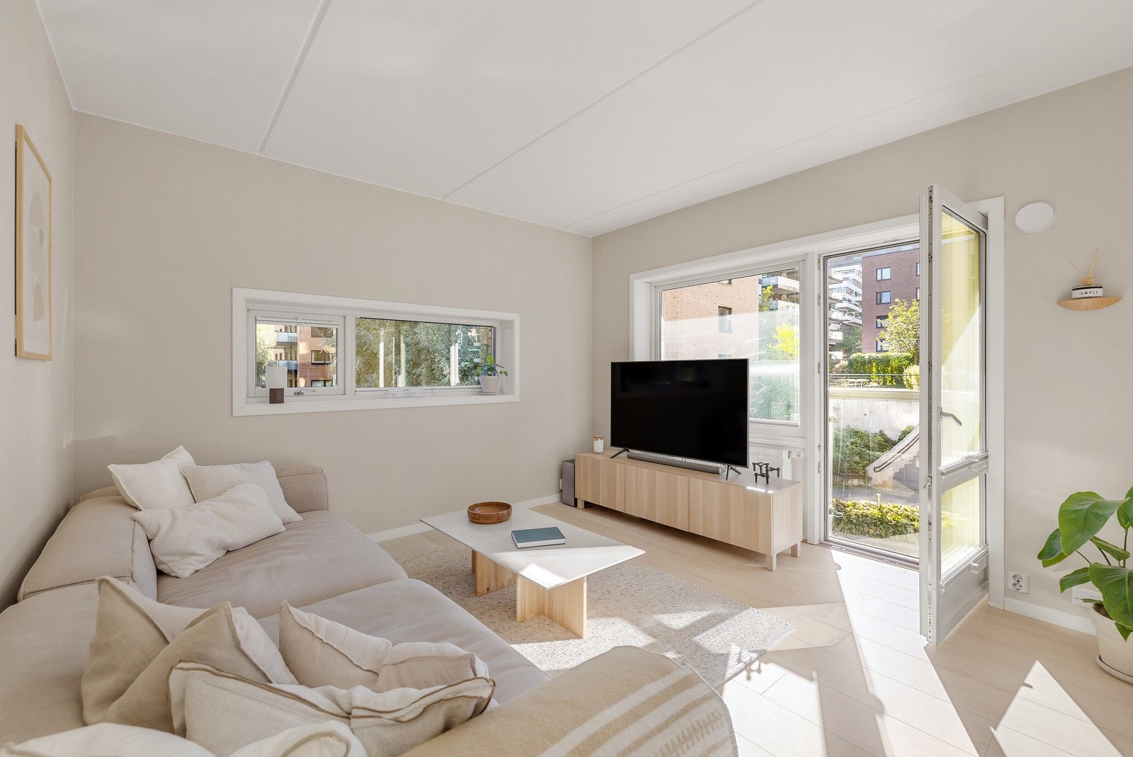 Det er god plass til sofaseksjon og medievegg. Galleribilde