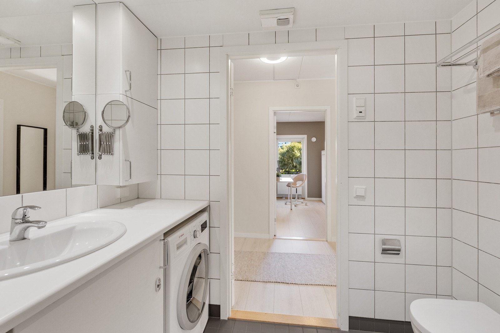 Det er opplegg og plass til både vaskemaskin og tørketrommel. Galleribilde