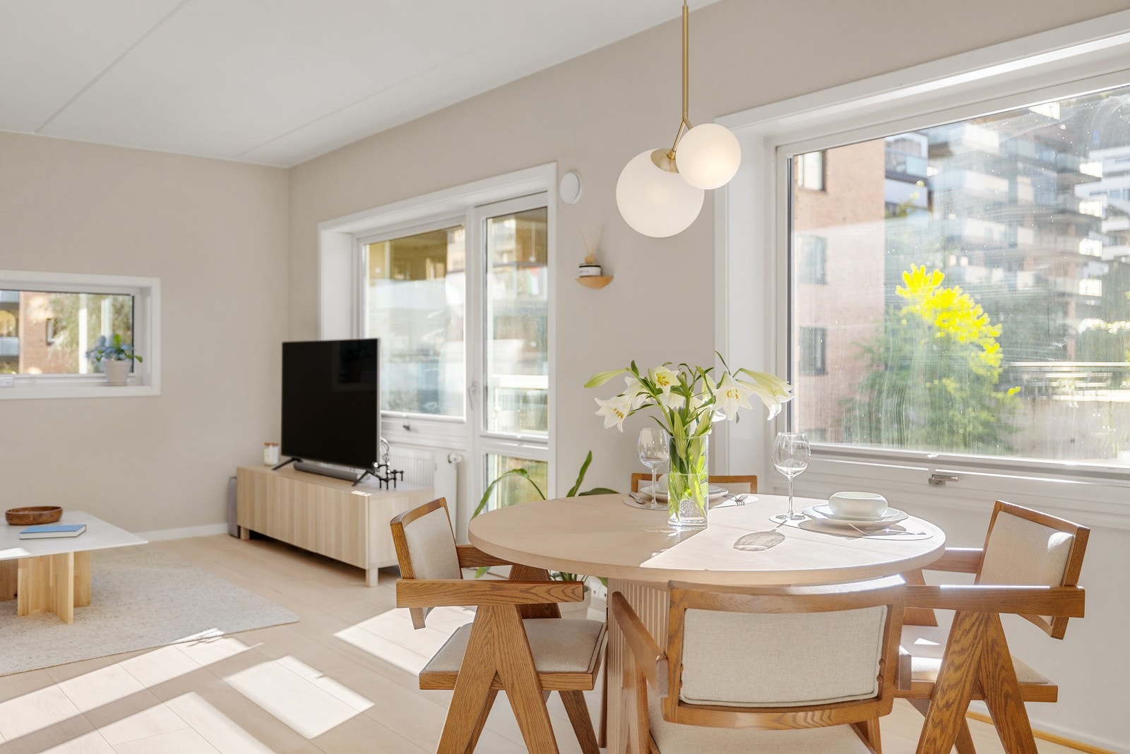 De store vindusflatene slipper inn rikelig med naturlig lys. Galleribilde