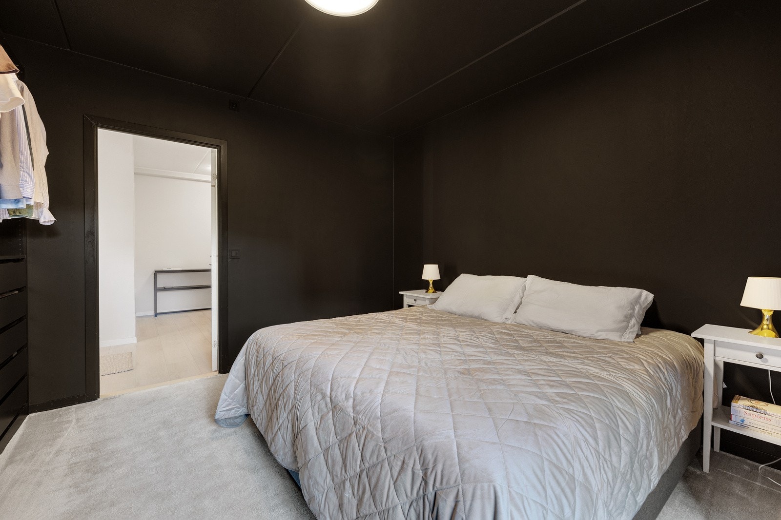 Hovedsoverommet er luftig og har plass til dobbeltseng med tilhørende nattbord. Galleribilde