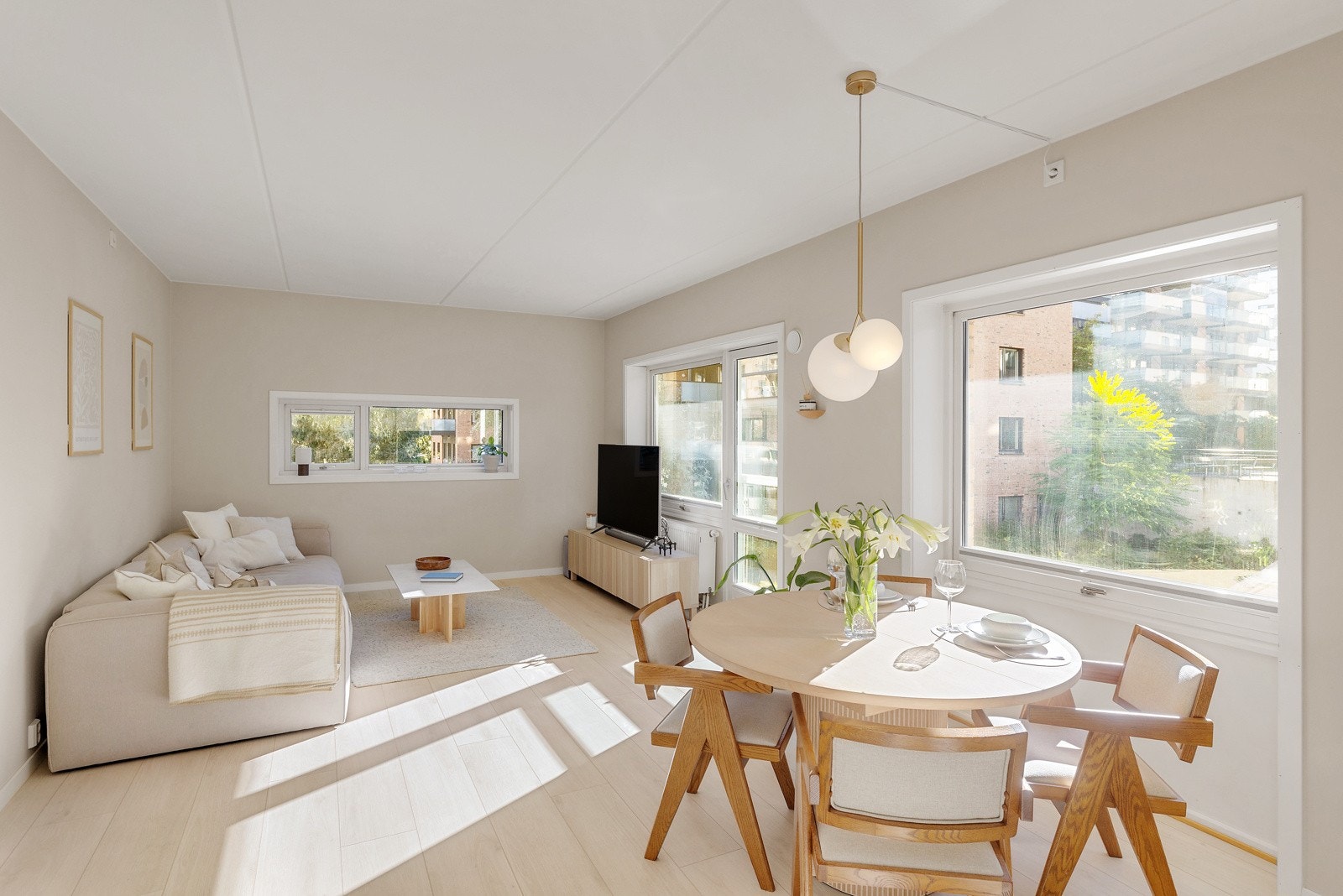 Lys og innbydende stue med pent laminatgulv fra 2022. Galleribilde