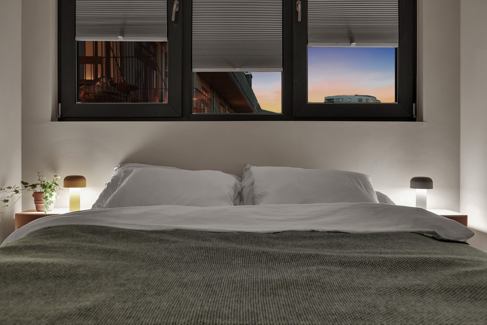 Vinduene har plissegardiner som medfølger. Galleribilde