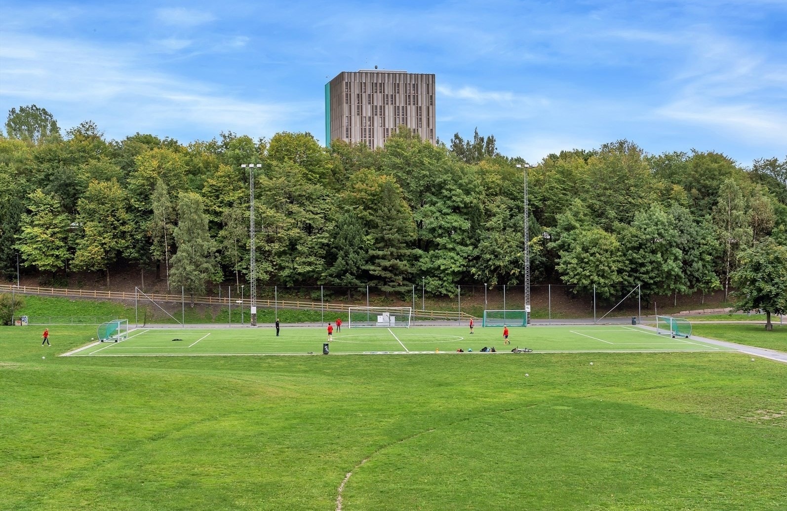 Det er også gangavstand til Muselunden hvor man om sommeren kan spille fotball og frisbeegolf. Galleribilde