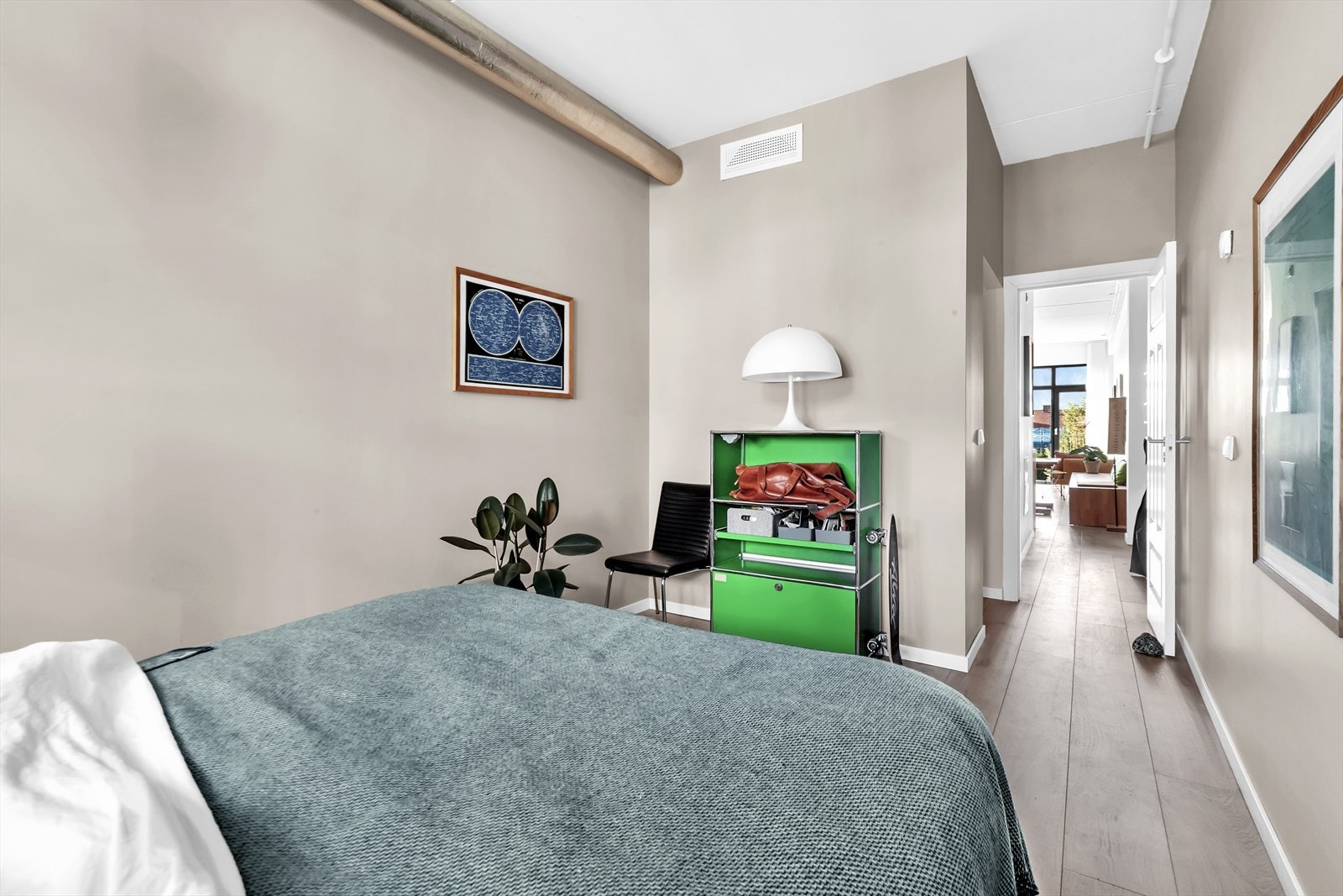 Gjennomgående romløsning i hoveddelen. Galleribilde