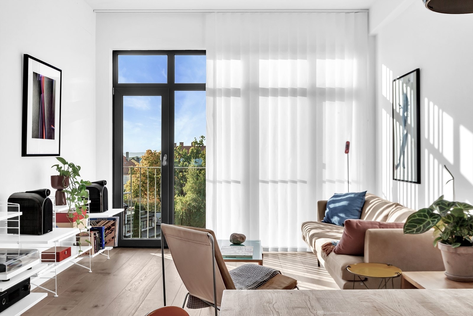 Deilig lysinnslipp fra de store dørene. Lammellgardiner medfølger. Galleribilde