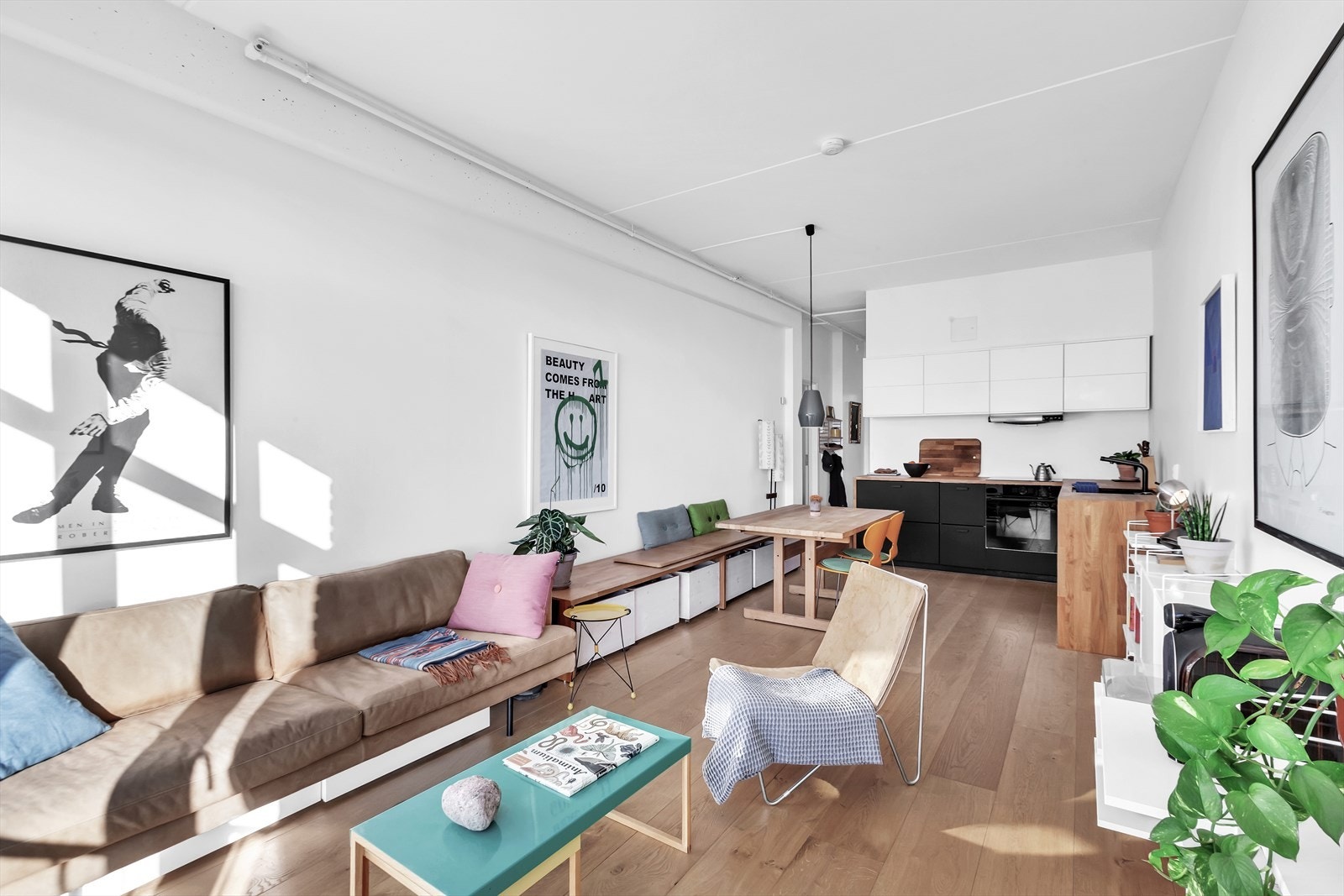 Åpen stue og kjøkkenløsning. Kjøkkenet er allikevel i eget krok. Galleribilde