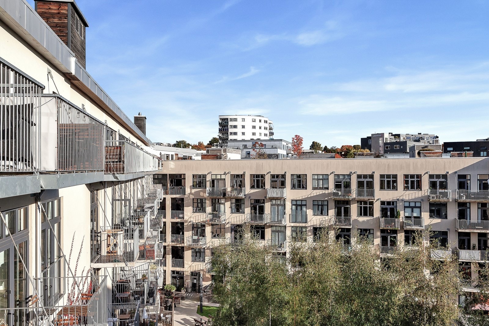 Sameiet består av 154 enheter og har takterrasse og felles bakgård. Galleribilde