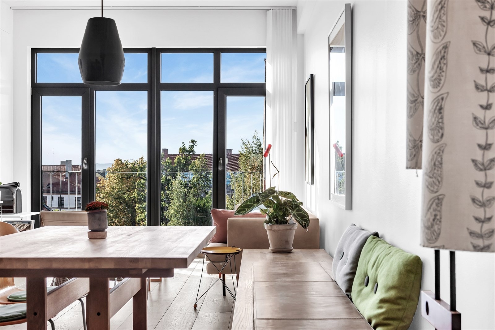 Leiligheten ligger i byggets 5.etg og har enkel adkomst med heis. Flott utsikt og herlig lysinnslipp fra dørene. Galleribilde