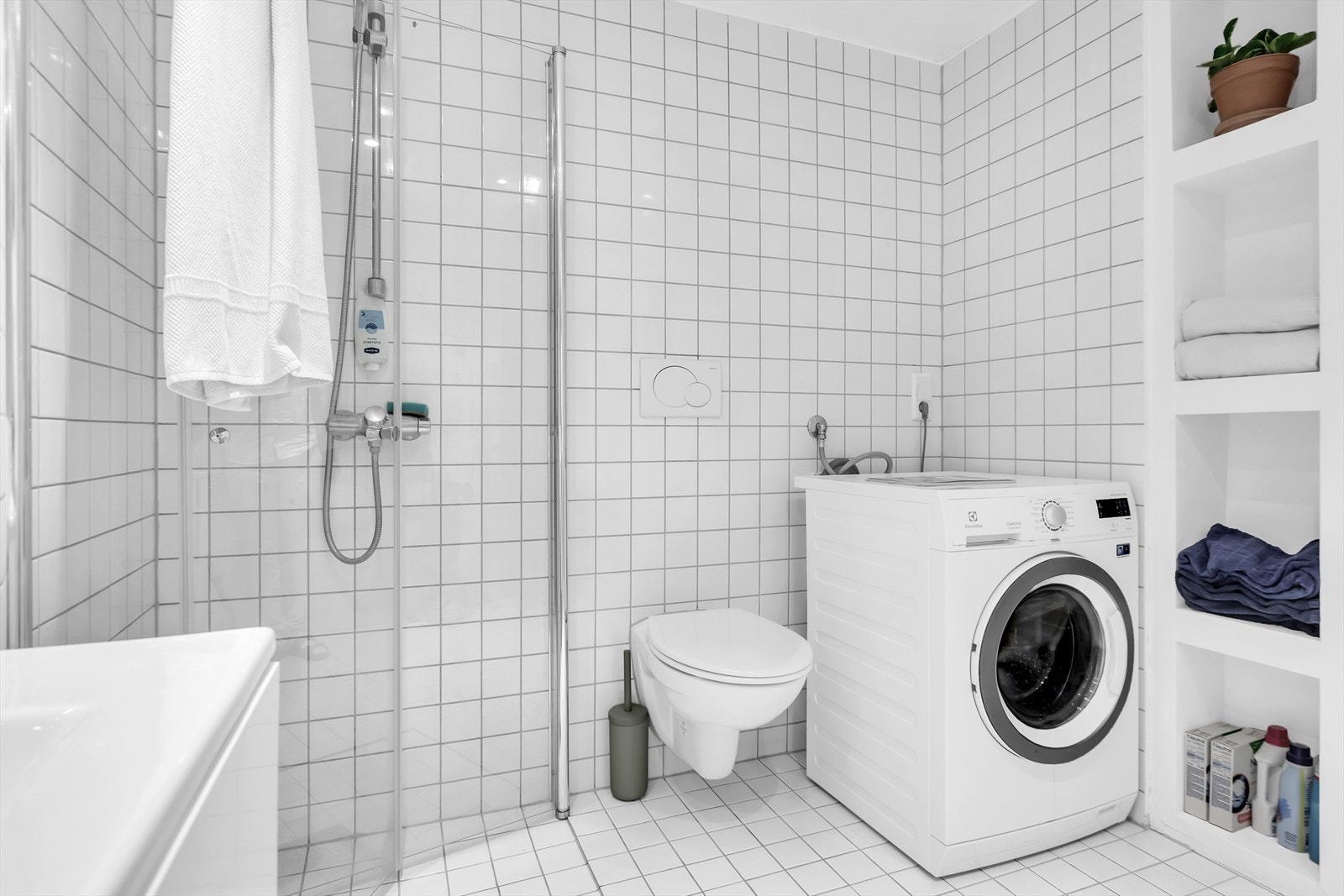 Varmekabler i gulv, skap til oppbevaring, opplegg for vaskemaskin og tørkemaskin Galleribilde