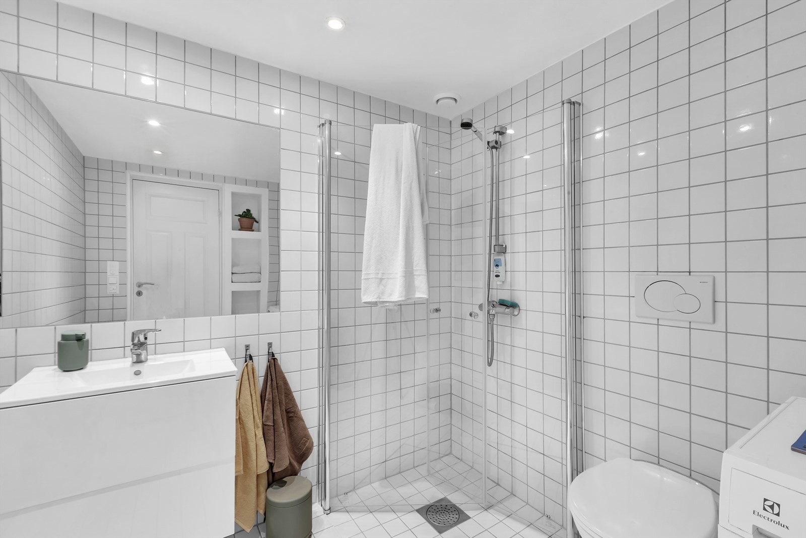 Lekkert bad oppgradert med ny servant og servantskap i 2024. Galleribilde