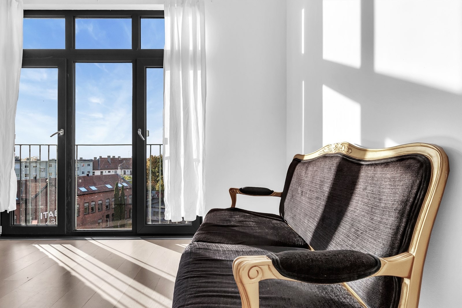 Utleiedelen har godt lysinnslipp og store dører som kan åpnes. Galleribilde