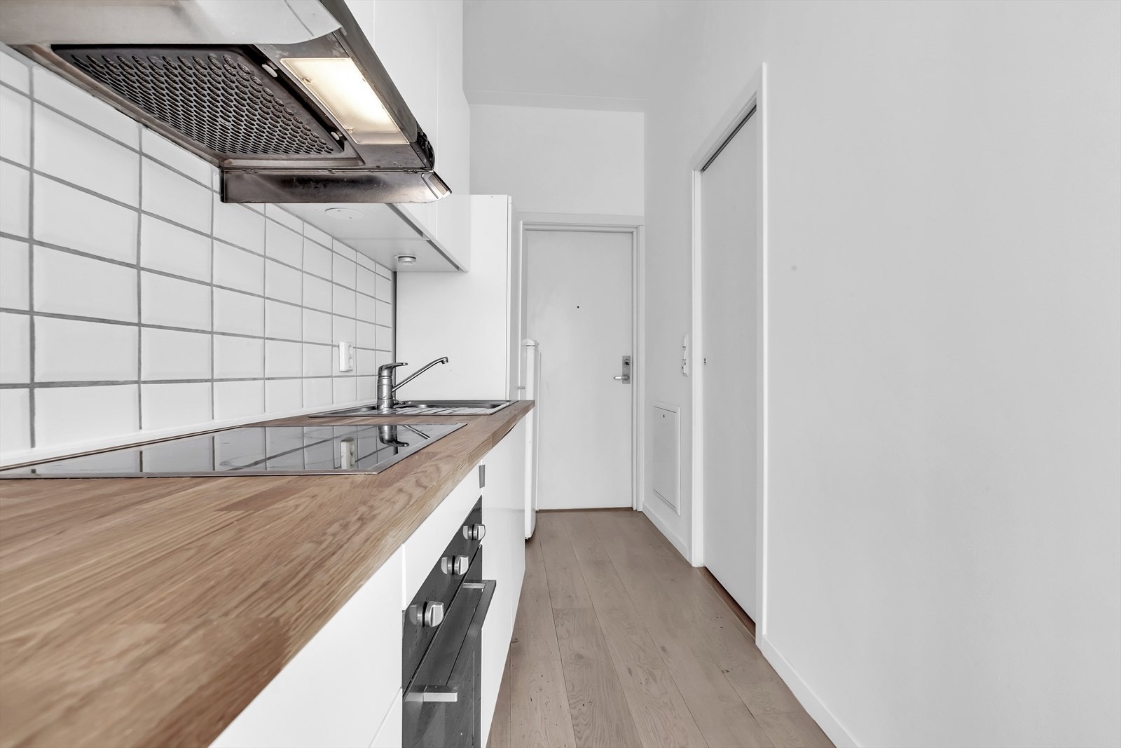 Alt av oppbevaring og hvitevarer medfølger. Galleribilde