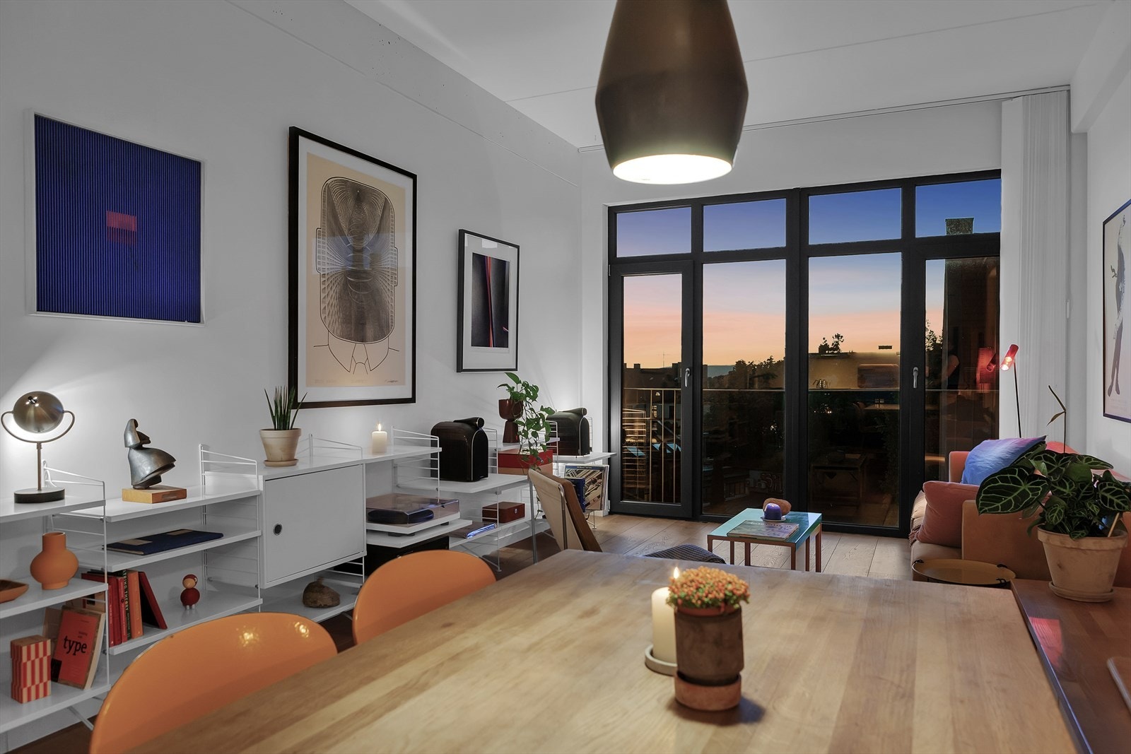 Stue med flott utsikt. De store dørene kan åpnes, perfekt med fransk balkong på de varmeste sommerdagene. Galleribilde