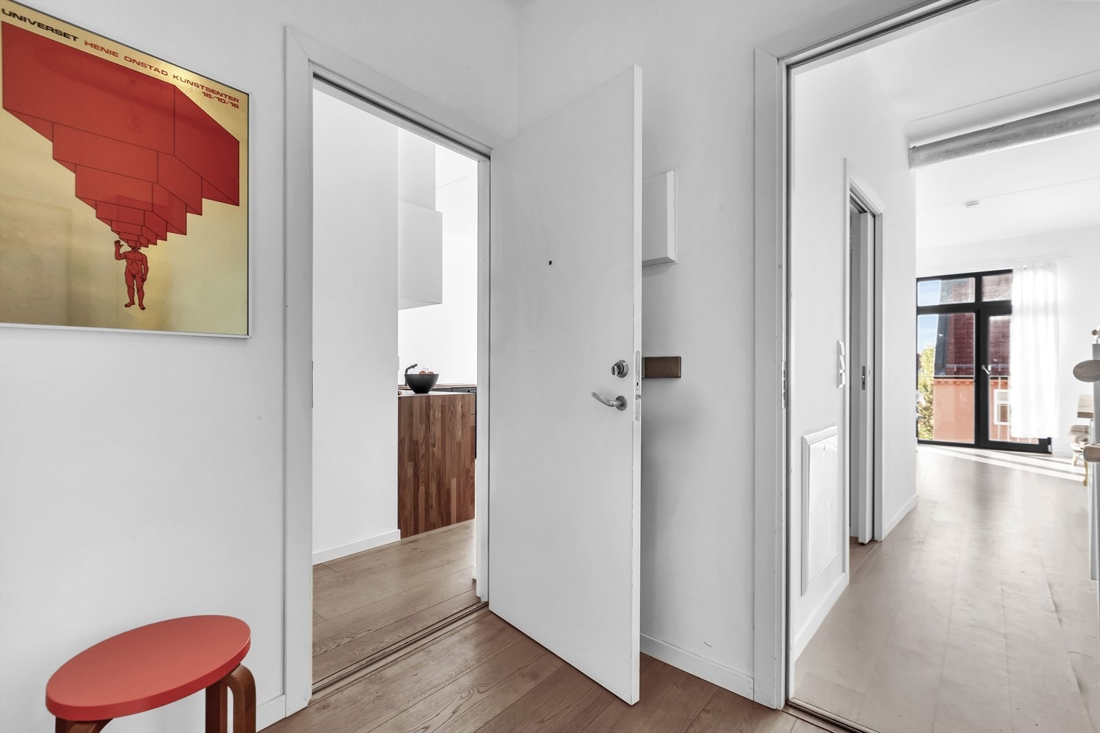 Leiligheten kan brukes som en stor 3-roms eller som en stor 2-roms med utleiedel. Entreen er felles. Galleribilde