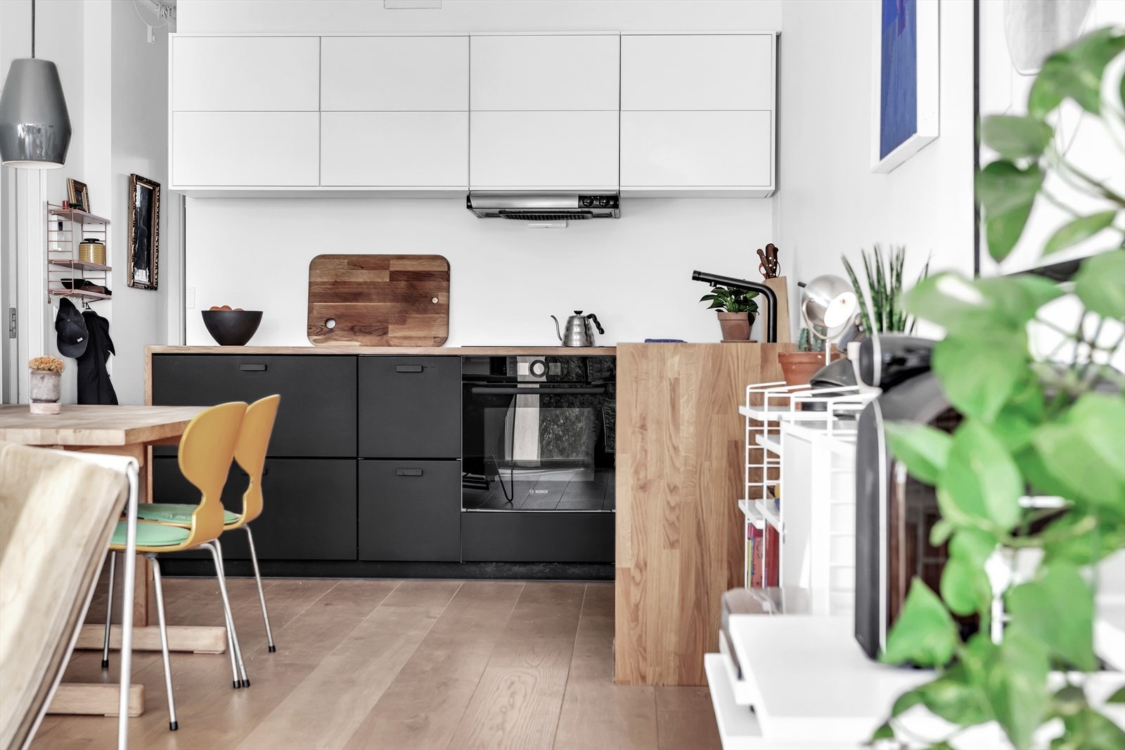 Påkostet kjøkkeninnredning fra 2019. Integrerte hvitevarer fra Bosch og benkeplate av tre. Galleribilde