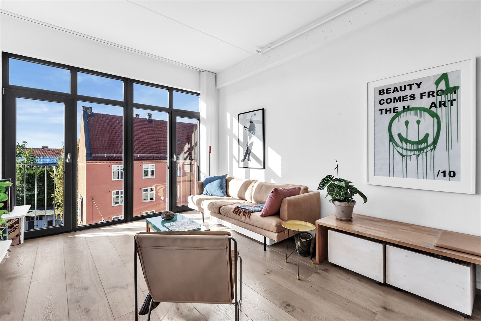 Stue har god plass til sofagruppe, stort spisebord og diverse oppbevaringsmøbler. Galleribilde