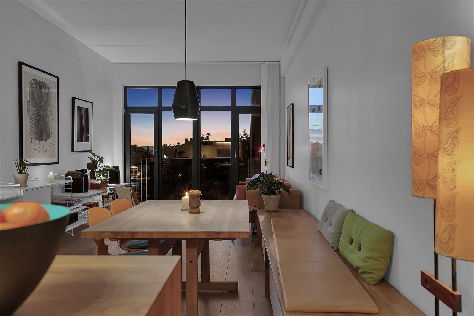 Hoveddelen består av stor stue og kjøkken i åpen løsning, romslig bad, walk-in closet og soverom. Galleribilde