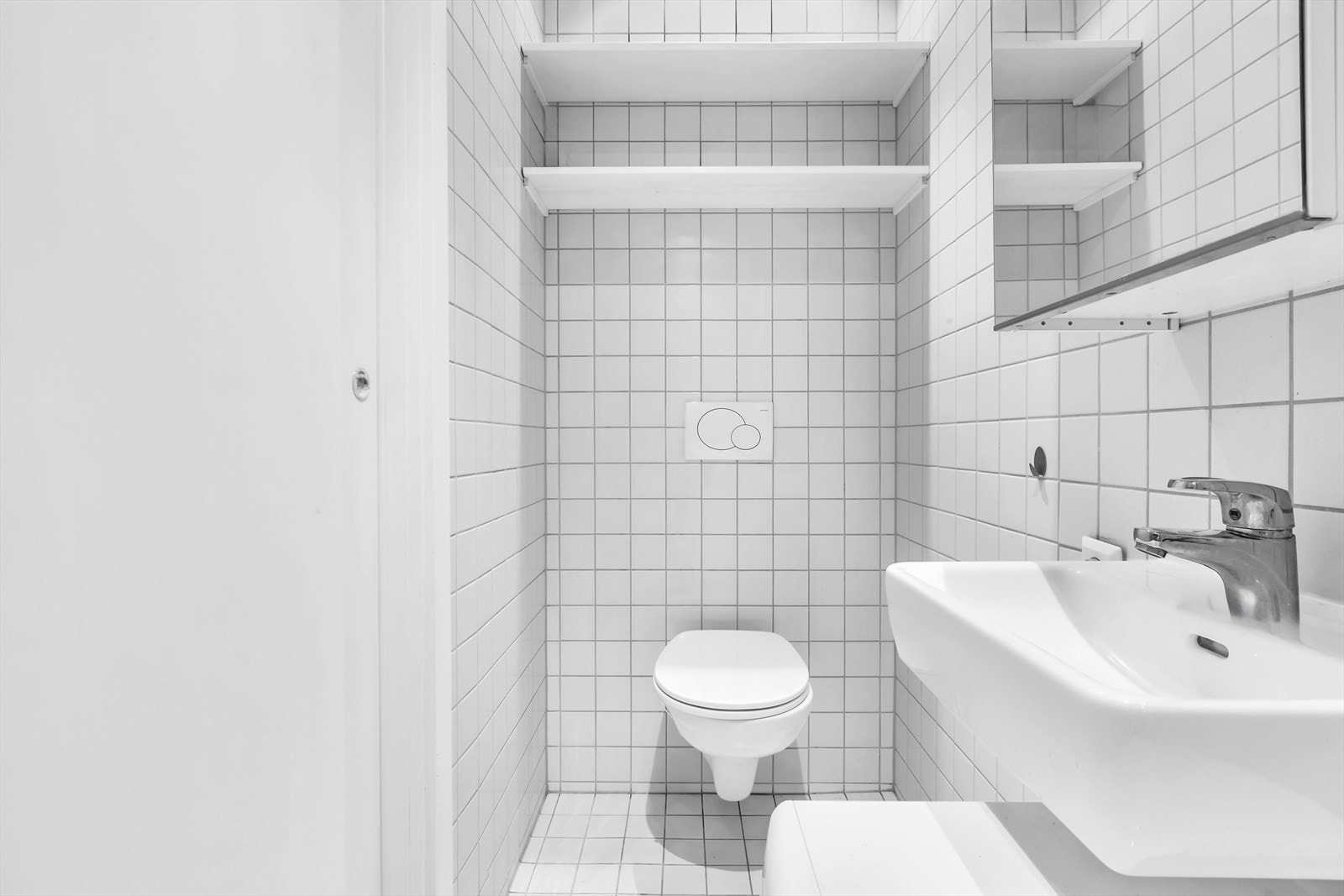 Badet i utleiedelen har veggmonterte hyller og skap som medfølger. Galleribilde