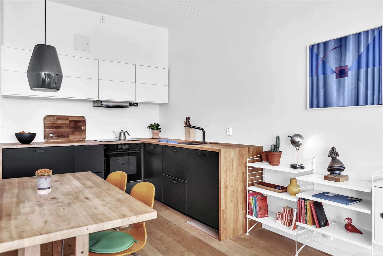 Kjøkkeninnredningen er fra IKEA og har smarte oppbevaringsløsninger. Galleribilde