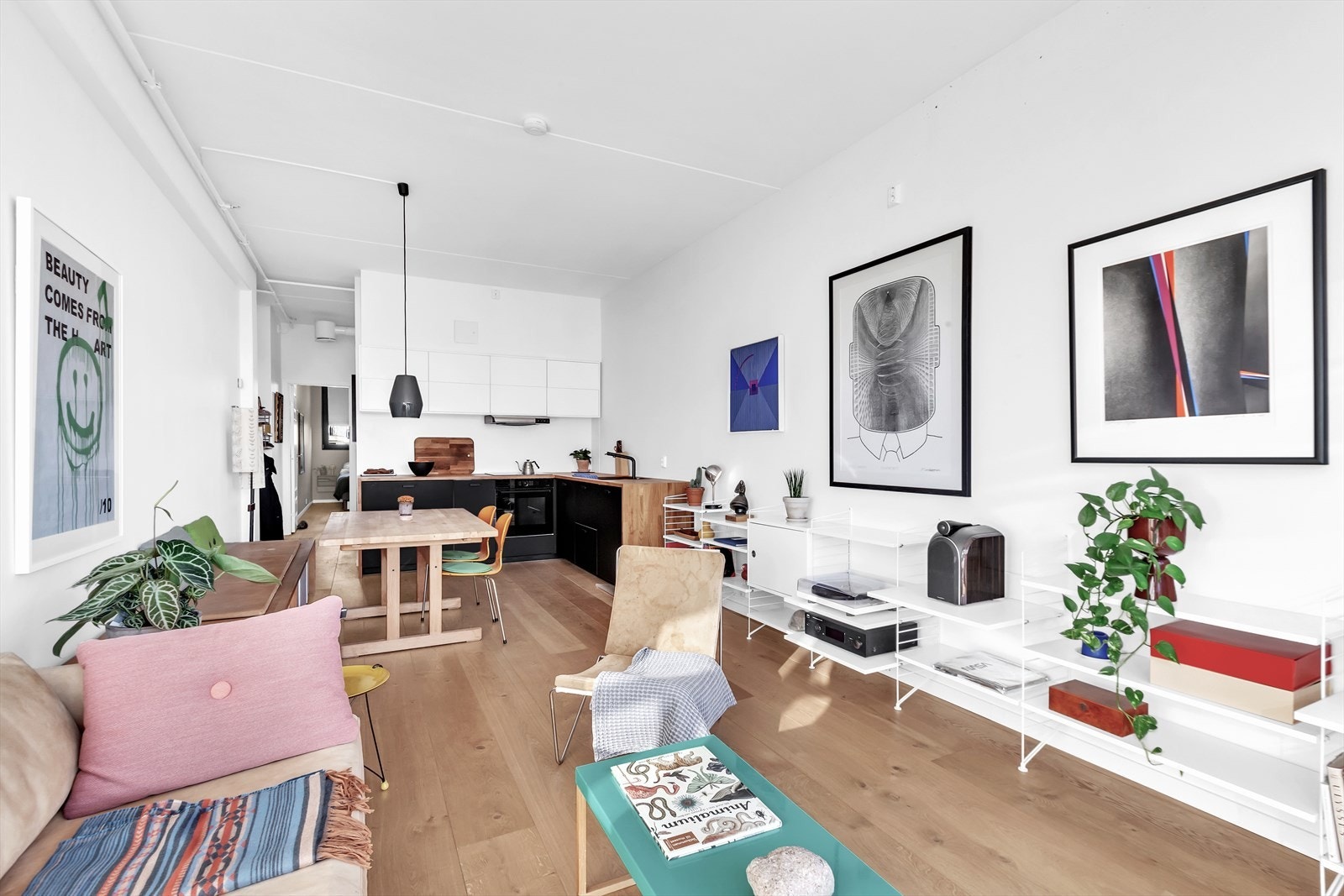 Leiligheten har nymalte overflater. Hakwood 1 stavsparkett fra flotte gulv. Galleribilde