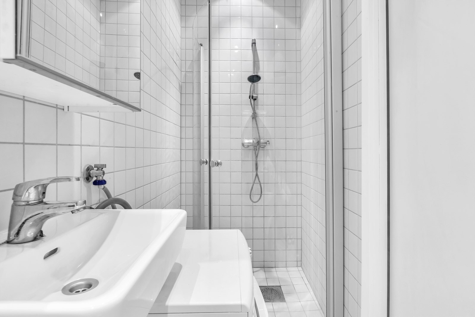 Bad med varmekabler i gulv og opplegg for vaskemaskin. Galleribilde