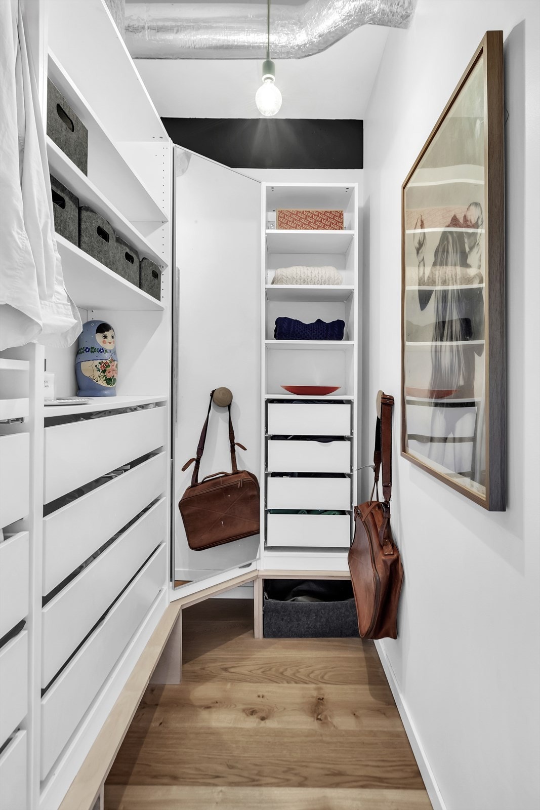 Walk-in closet med god oppbevaringsplass. Galleribilde