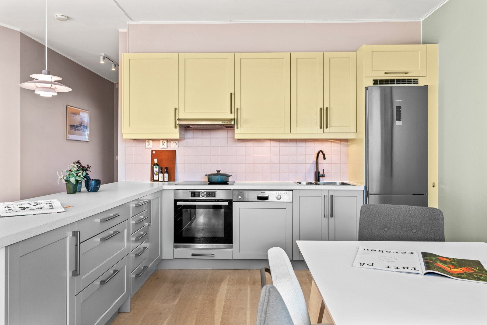 Kjøkkenet er innholdsrikt med god skap- og benkeplass Galleribilde