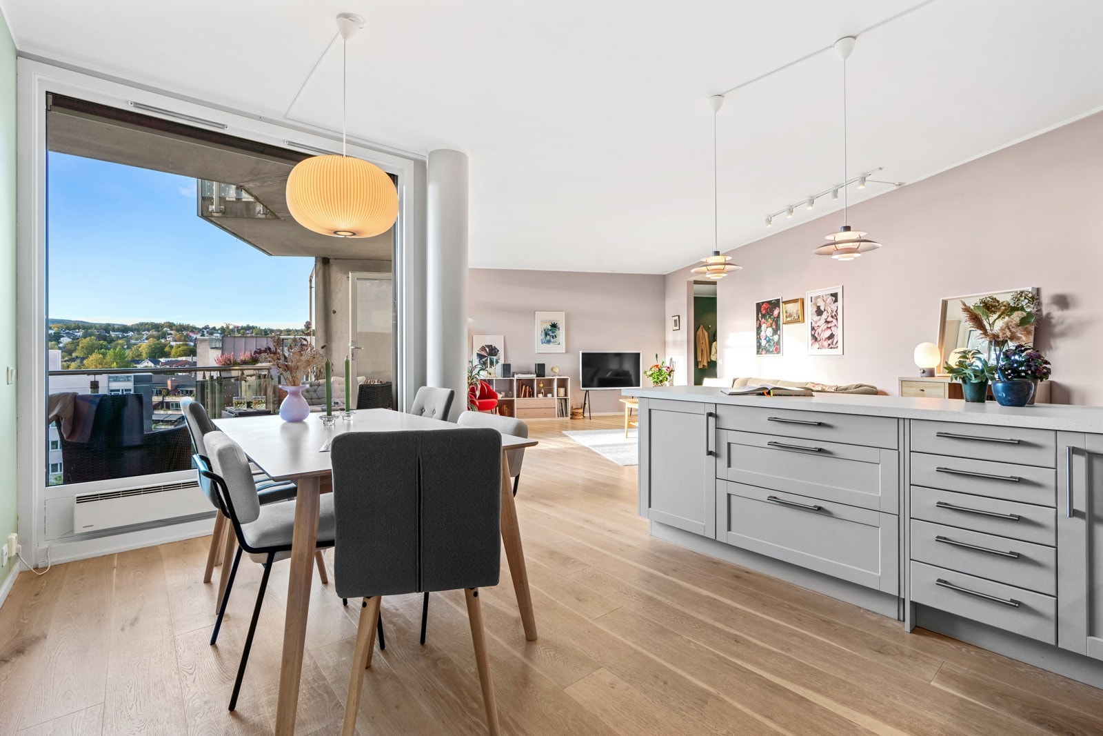 Stuen er romslig og har en åpen kjøkkenløsning som er behagelig tilbaketrukket fra stuedelen Galleribilde