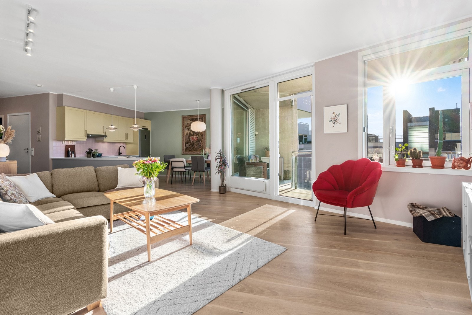 Lys og romslig 3-roms leilighet med solrik, vestvendt balkong Galleribilde