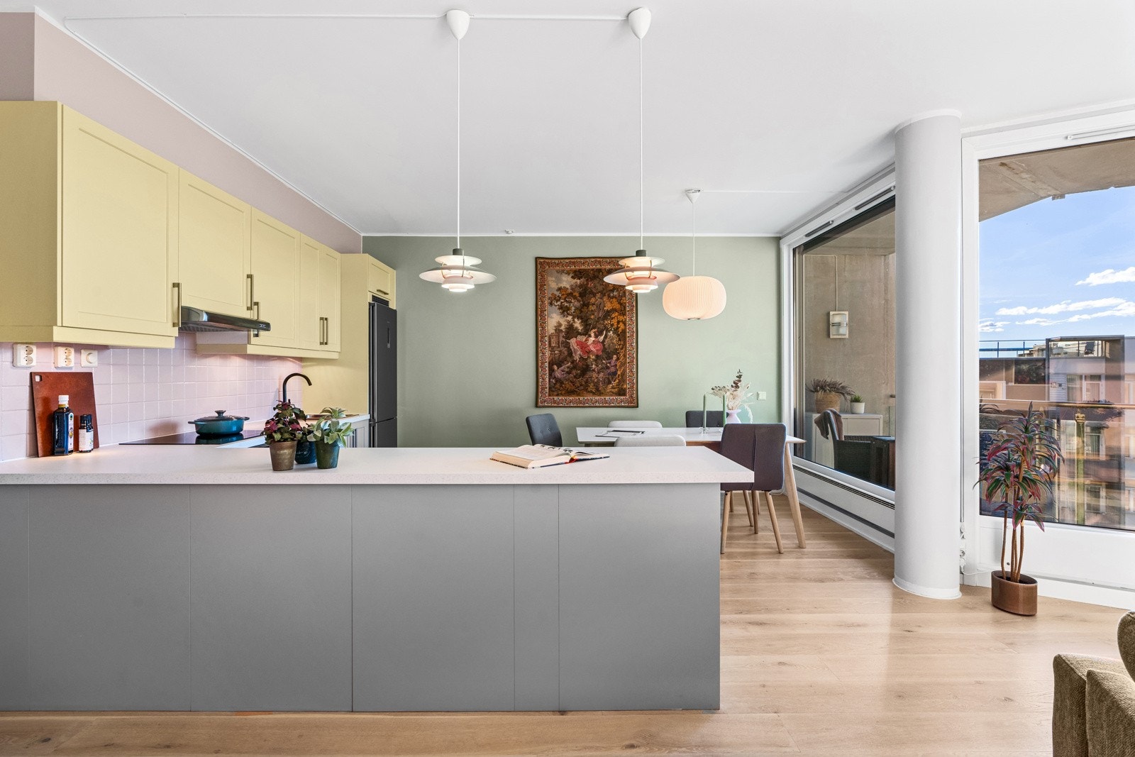 Kjøkkenet har en smart "halvøy" som skaper et naturlig skille i rommet Galleribilde