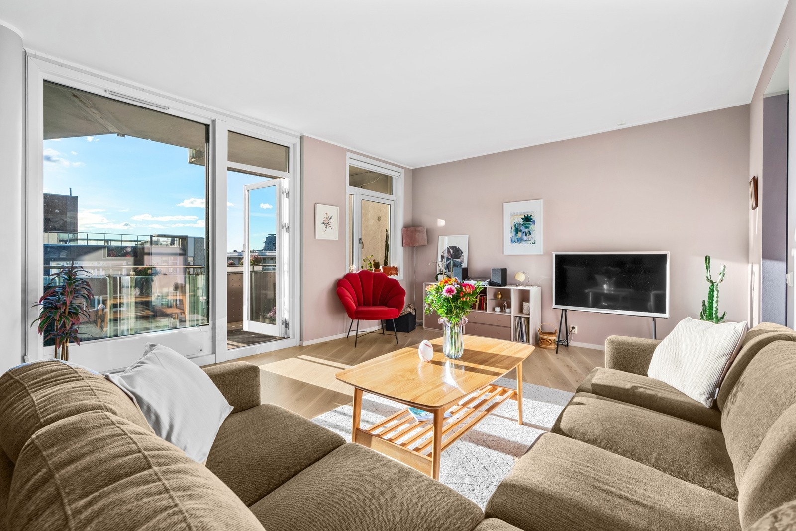 I byggetegning er det vist en alternativ løsning med å etablere enda et soverom i stuen. Galleribilde