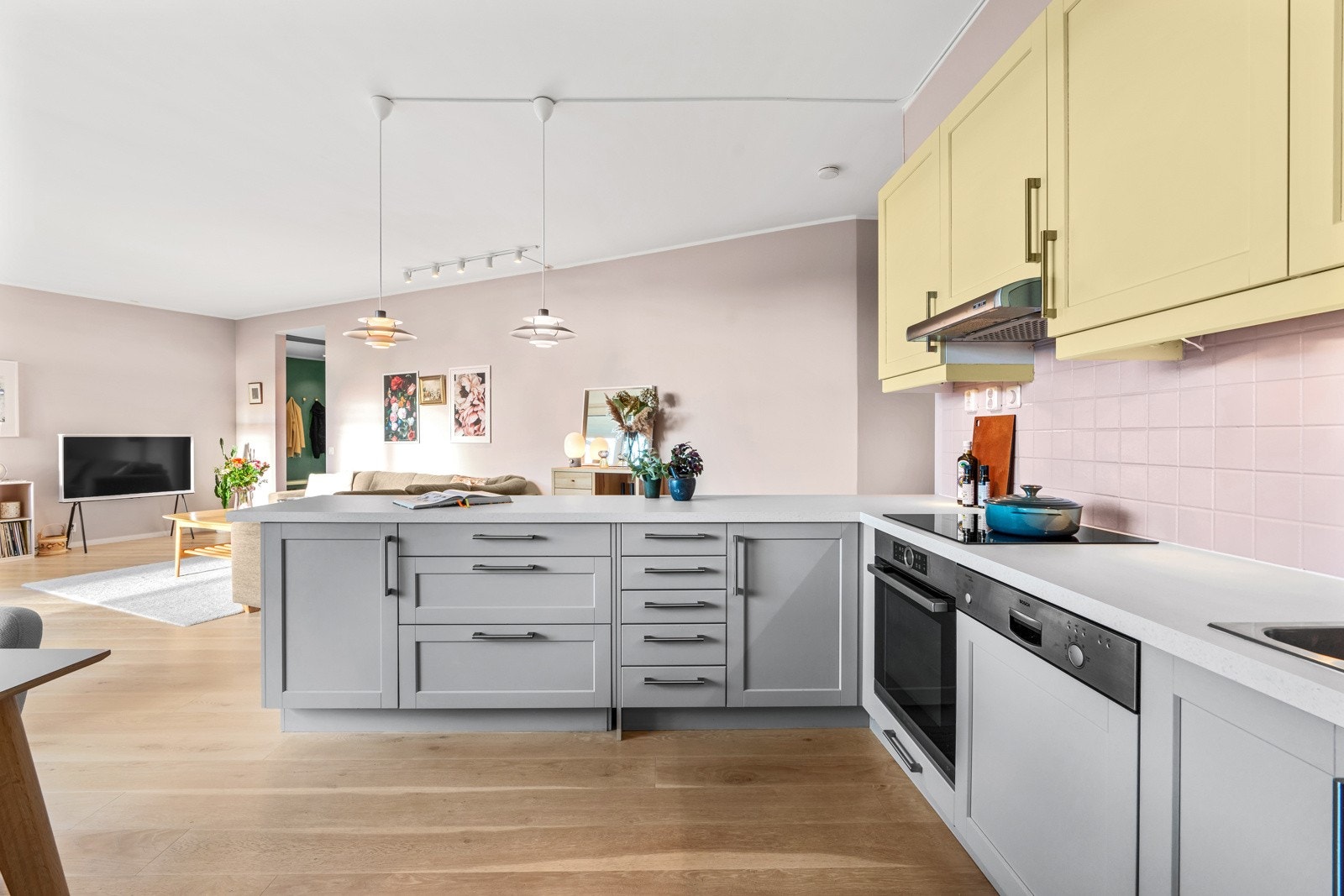 Kjøkkenet er utstyrt med integrert komfyr med steketopp, oppvaskmaskin og frittstående kjøleskap med frysedel. Hvitevarer medfølger Galleribilde